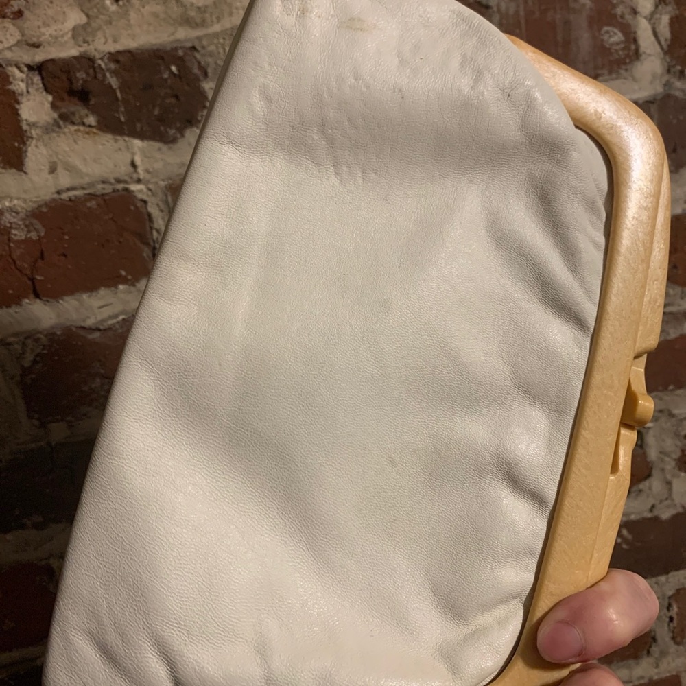1970s vintage Sirocco italian real leather clutch white with tan Bakelite clasp - Picture 6 of 12